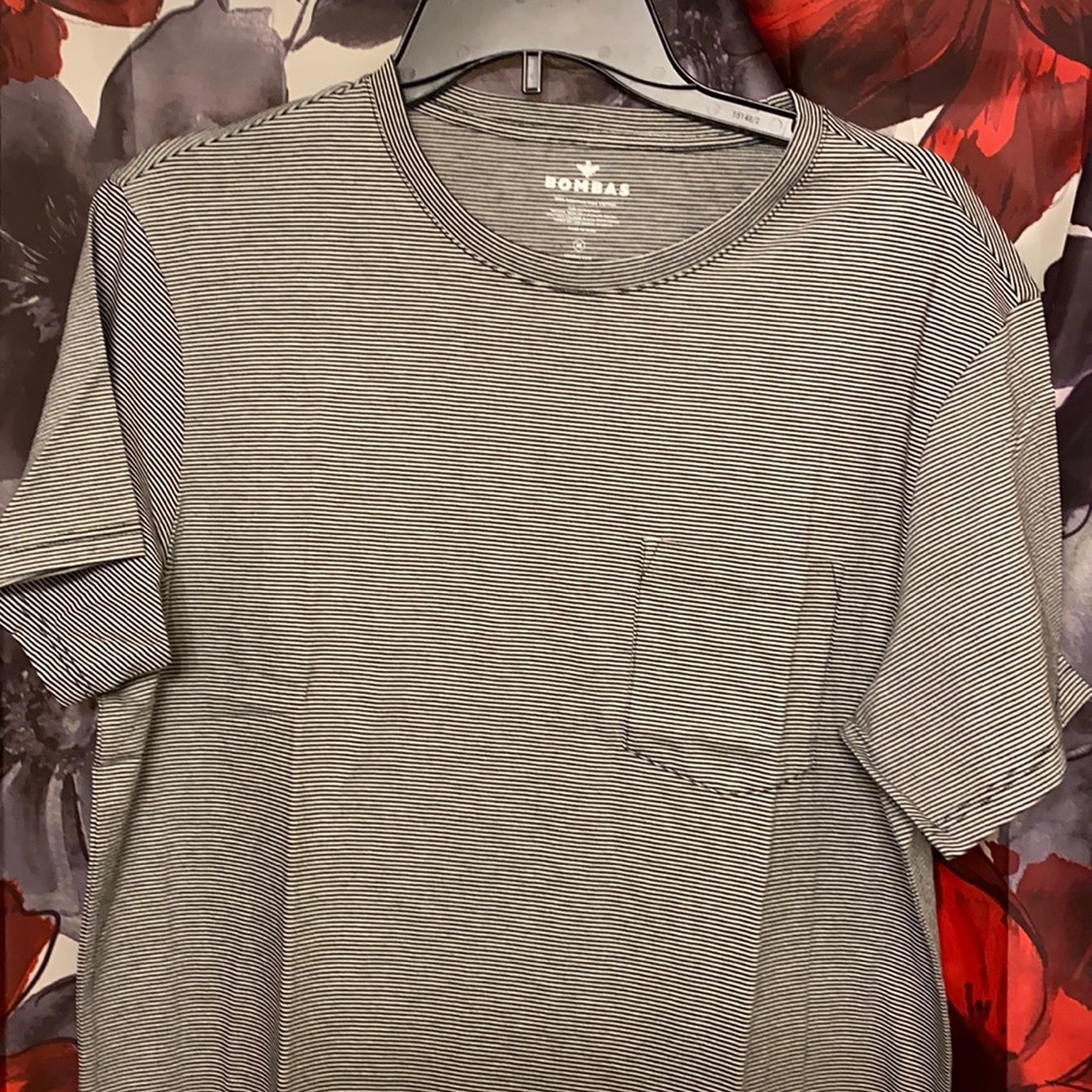 Men’s crew neck pocket shirt. I have medium .